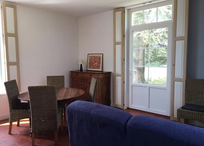 Pavillon Du Xixeme Au Milieu Des Vignes * Soulaines-sur-Aubance